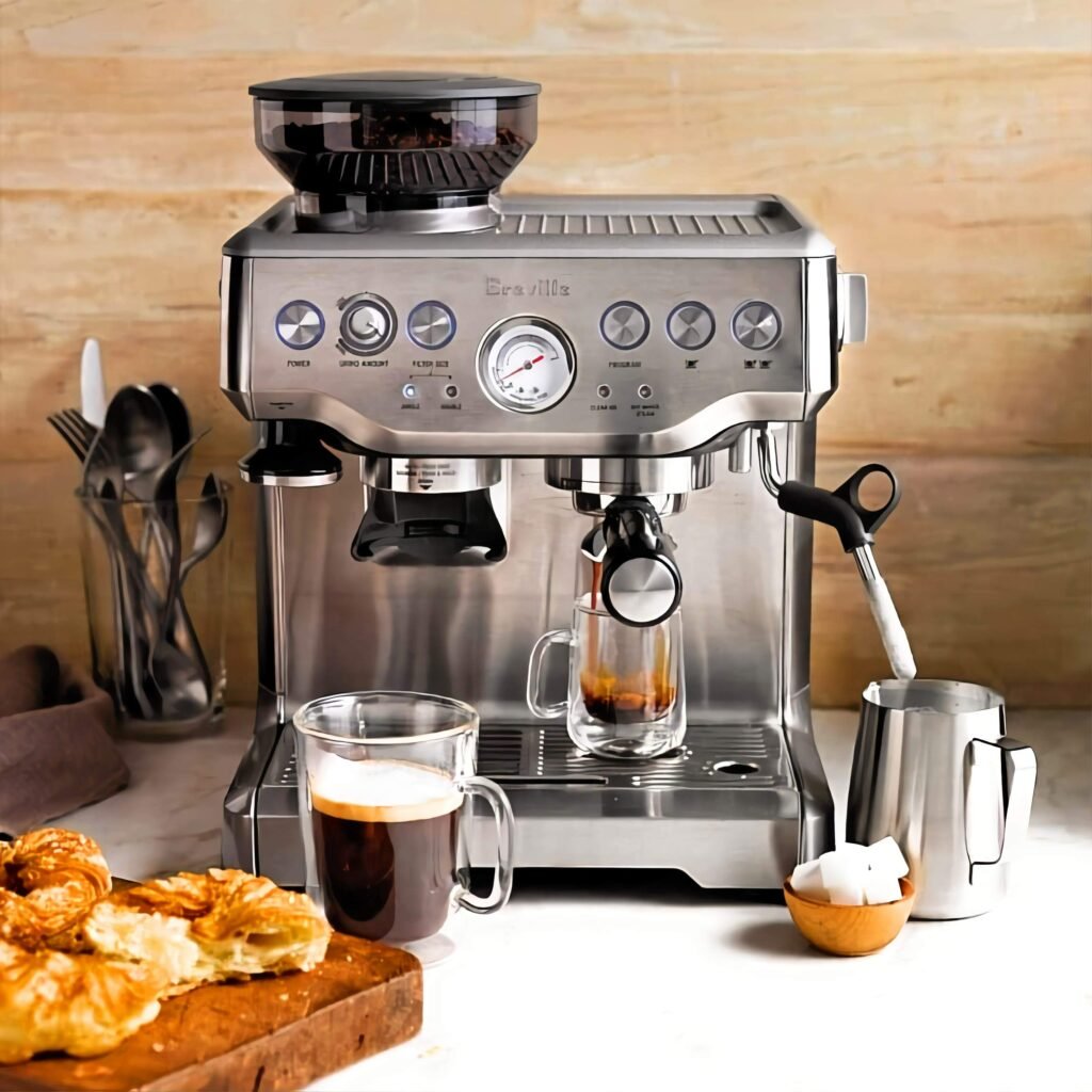 ماكينة Breville Barista Express تعد قهوة إسبريسو بجانب كوب من القهوة الطازجة.